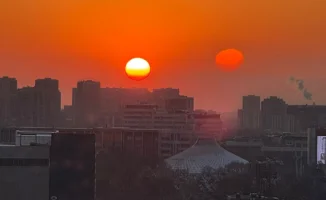 Жители Алматы стали свидетелями редкого небесного явления: вечером 12 марта на небе появилось два солнца. Метеоролог объяснил, что это аномалия, вызванная атмосферными условиями, и поделился подробностями о том, как и почему такое явление происходит.