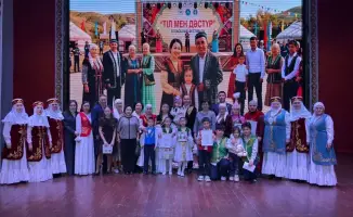 Семейный фестиваль «Тіл мен дәстүр» проходит в Лисаковске, участники демонстрируют творчество и национальные традиции.