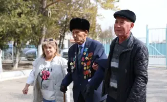 103-летний ветеран проголосовал на референдуме в Уйгурском районе