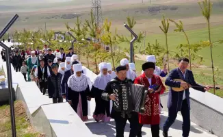В Казыгурте прошел Парад национальной одежды, посвященный Наурызу