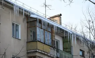 В Алматы начат усиленный контроль за очисткой крыш жилых домов от снега