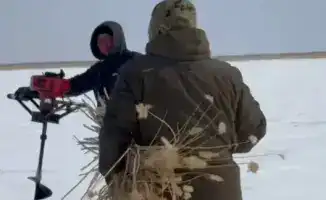 Аэрация воды на озере Зайсан для предотвращения гибели рыбы