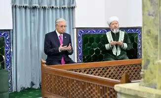Президент Токаев отметил значимость культурного наследия Казахстана во время визита в мавзолей Ходжи Ахмеда Яссауи