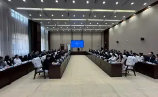 Марат Султангазиев обсуждает с алматинскими студентами их обучение в Китае и перспективы карьерного роста