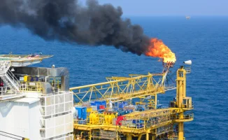 Иран предупредил о скорых авиаударах по нефтяным объектам стран Персидского залива, что привело к началу эвакуации в регионе.