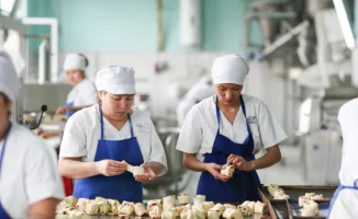 Работники хлебобараночного комбината 'Аксай' в Алматы поддержали республиканский референдум по новой Конституции