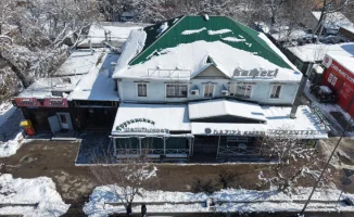 Снос летней террасы кафе на улице Розыбакиева в Алматы