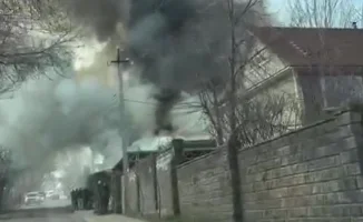 В Алматы разгорается крупный пожар, на борьбу с которым привлечены силы по повышенному рангу. Пожарные службы активно работают над его тушением, чтобы предотвратить дальнейшее распространение огня.