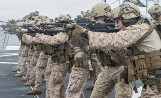 Морские ястребы в небе Ближнего Востока: США перебрасывают элитный отряд морской пехоты к Ормузскому проливу