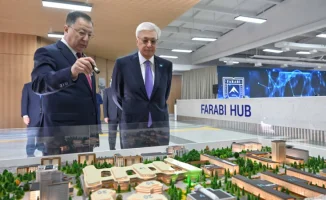 Президент Казахстана Касым-Жомарт Токаев ознакомился с научными проектами КазНУ в Алматы, включая суперкомпьютер и центр робототехники, сообщает Tengrinews.kz со ссылкой на Акорду.