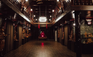 В Усть-Каменогорске минус 40: корреспонденты Tengrinews.kz заходят в один местный дом и замирают от неожиданности, столкнувшись с теплом и уютом, которые контрастируют с морозной погодой за окном.