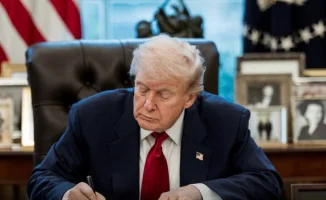 Дональд Трамп станет первым действующим президентом США, чья подпись будет размещена на долларовых банкнотах. Это историческое событие подчеркивает уникальность его президентства и может вызвать интерес и обсуждение среди граждан и экспертов.