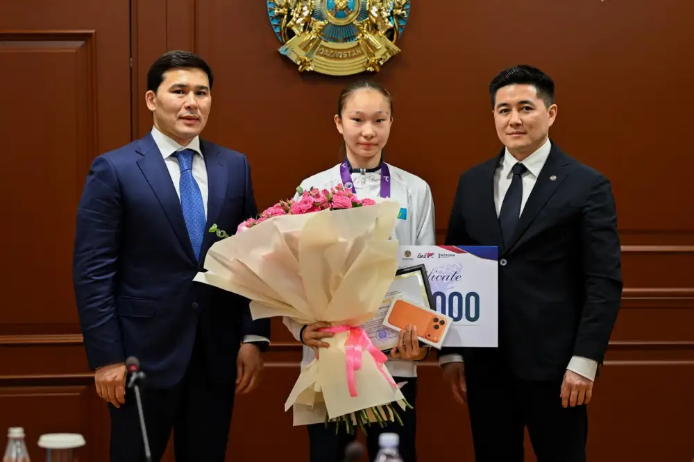 Ербол Мырзабосынов наградил чемпионку мира по таеквондо Айым Серикбаеву (7)