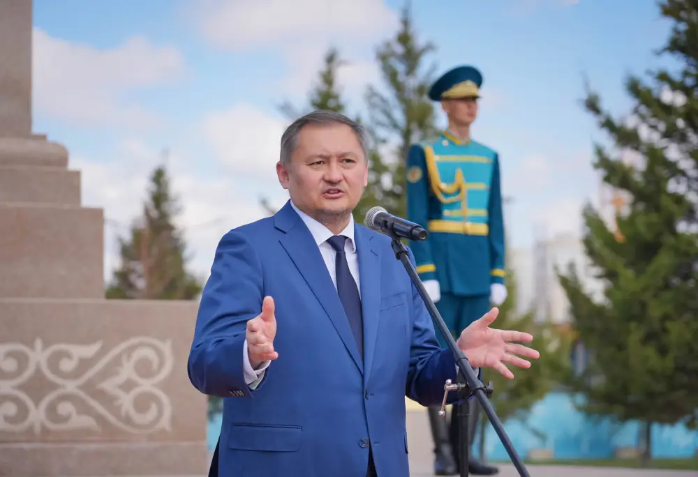 День науки: в Астане состоялась церемония возложения цветов в память о Каныше Имантаевиче Сатпаеве (8)