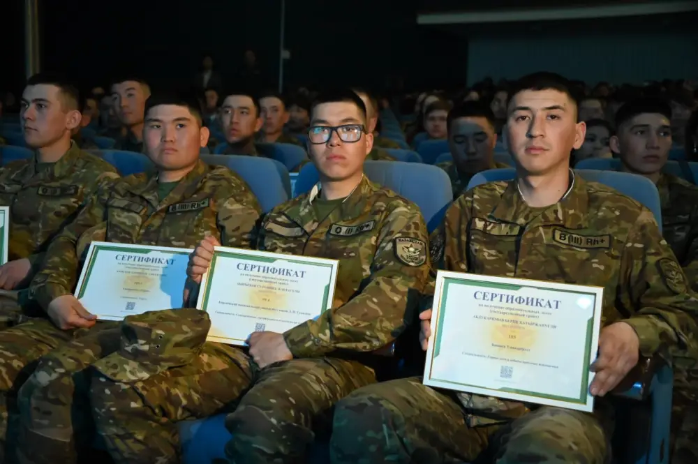 Весенний призыв в Астане: 1500 человек приняли участие в церемонии проводов (9)