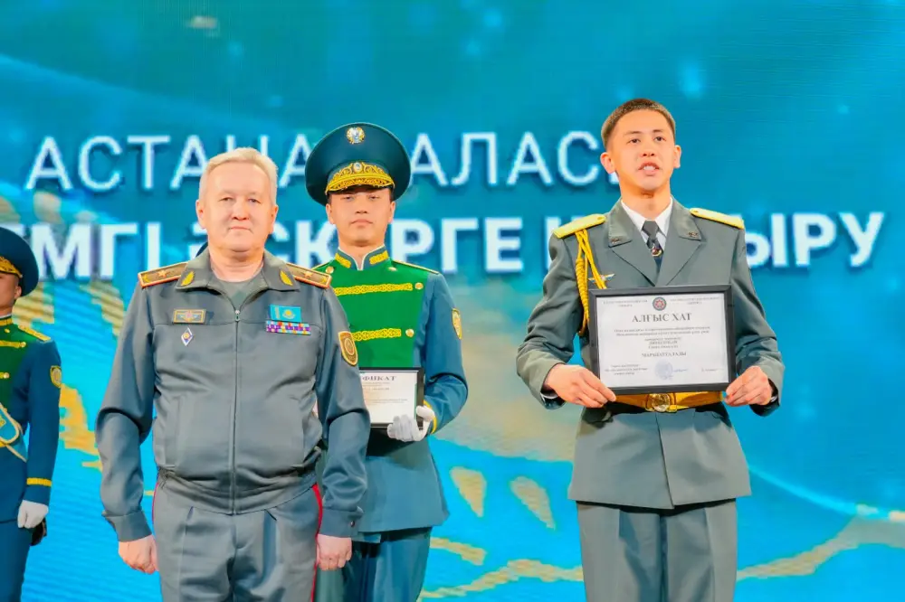 «Защита Родины — дело настоящих мужчин!»: в Астане проводили в армию очередную группу молодых людей (3)