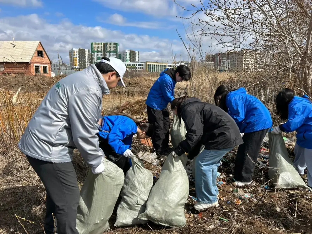 «Таза Қазақстан»: тонны мусора убрала столичная молодежь на набережной Есиля (4)