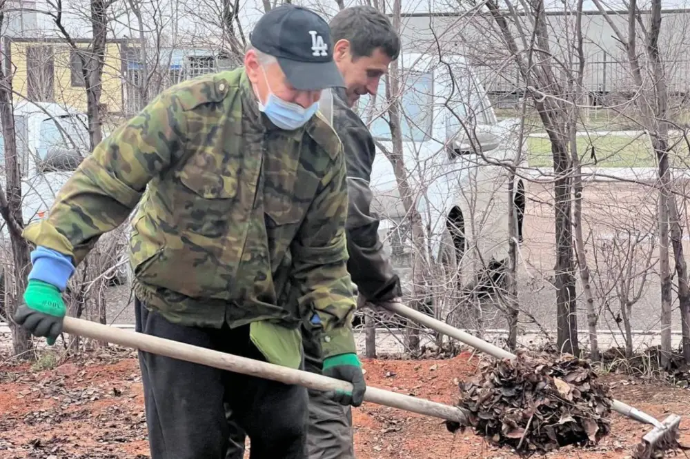«Таза Қазақстан»: в Астане сотрудники предприятий приняли участие в экологической акции (3)