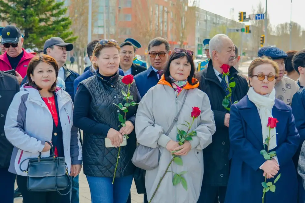 День работников науки: в Астане прошла церемония возложения цветов к памятнику Канышу Сатпаеву (8)