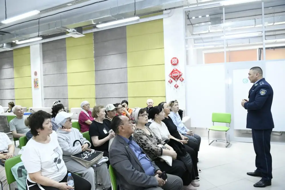 «Закон и порядок»: как не попасть в ловушки мошенников, рассказали пожилым жителям столицы (3)