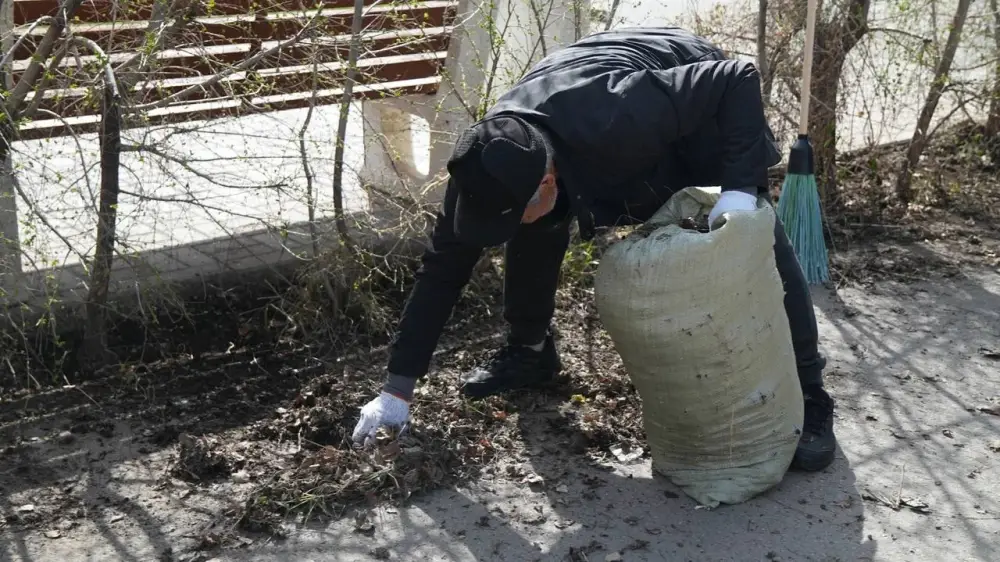 В рамках общенациональной акции «Таза Қазақстан» прошла республиканская акция по посадке деревьев и санитарной очистке (4)