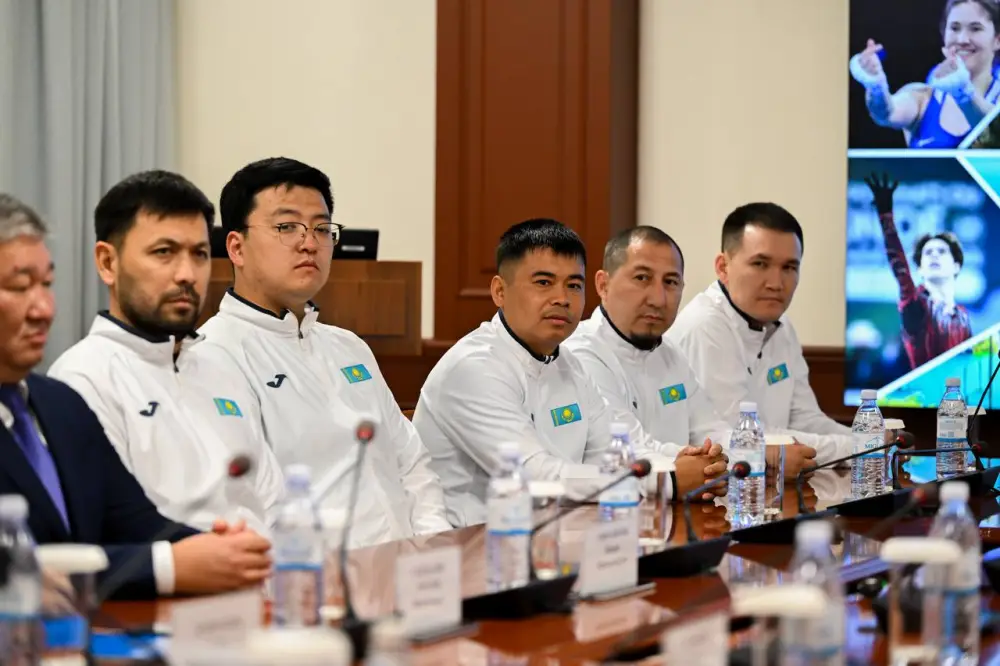 Ербол Мырзабосынов наградил чемпионку мира по таеквондо Айым Серикбаеву (6)