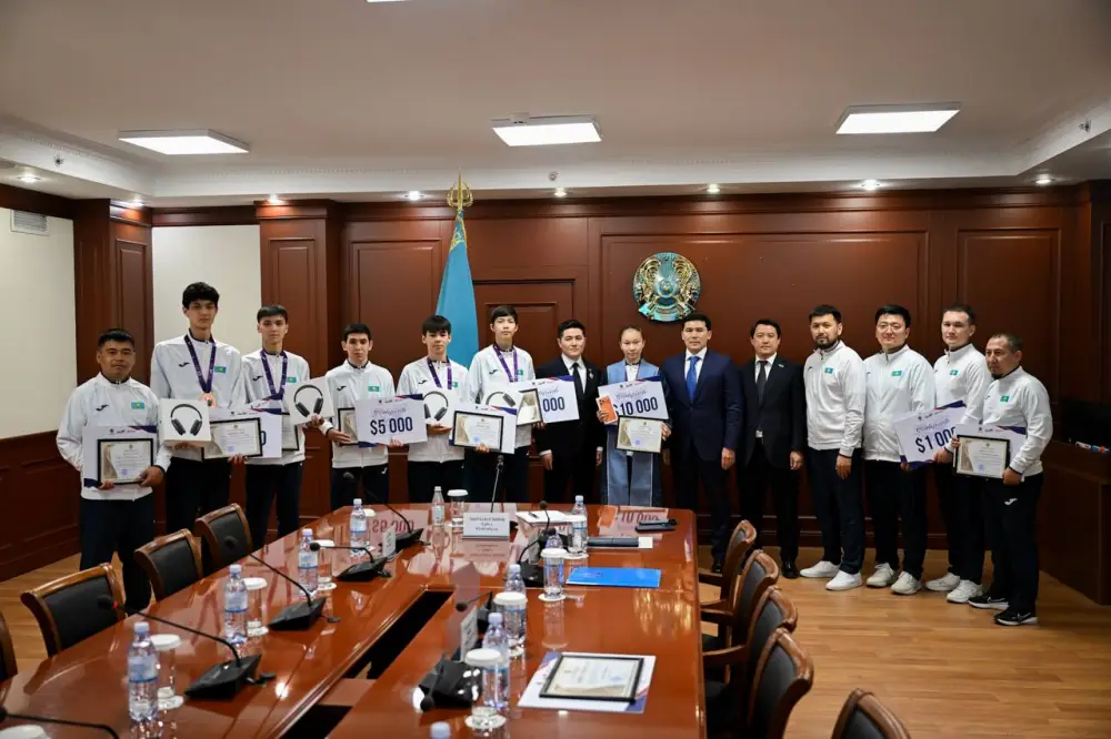 Ербол Мырзабосынов наградил чемпионку мира по таеквондо Айым Серикбаеву (2)