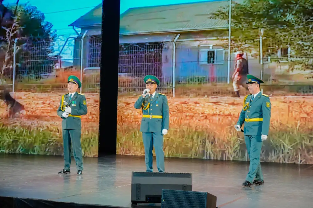 «Защита Родины — дело настоящих мужчин!»: в Астане проводили в армию очередную группу молодых людей (2)