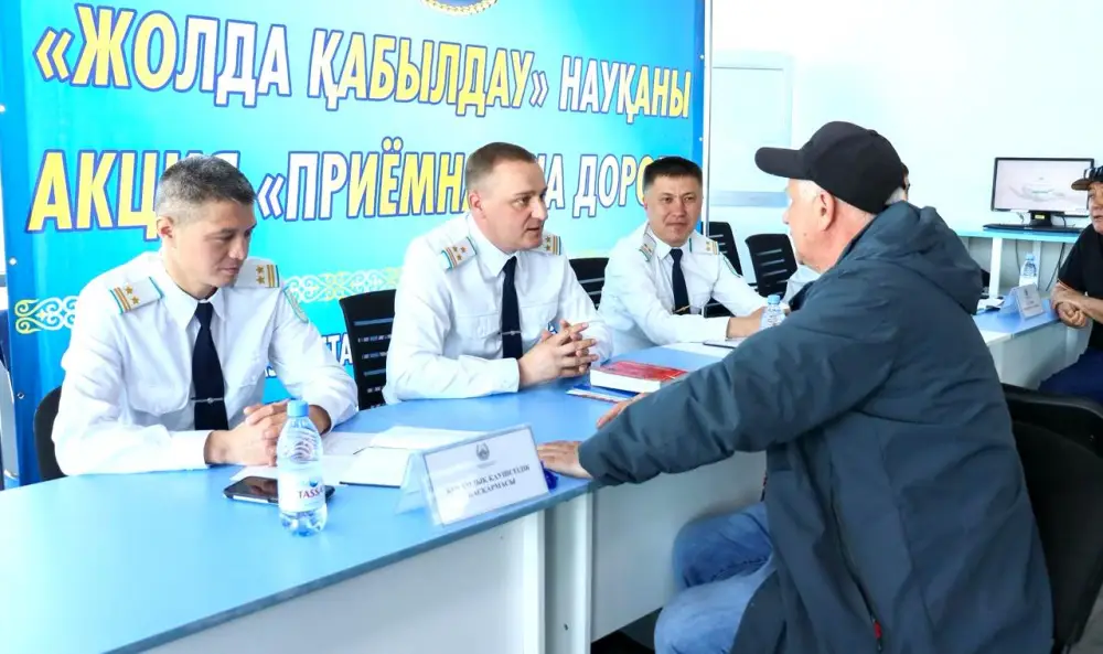 В ВКО стартовала республиканская акция «Приемная на дороге» (4)