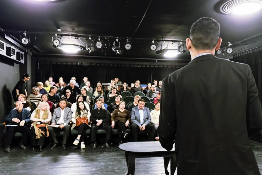 Артисты и работники столичного театра обсудили значение новой Конституции Казахстана (4)