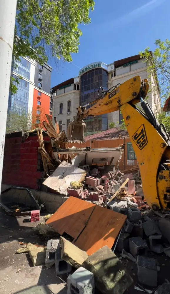 В Алматы сносят очередной незаконный объект (3)