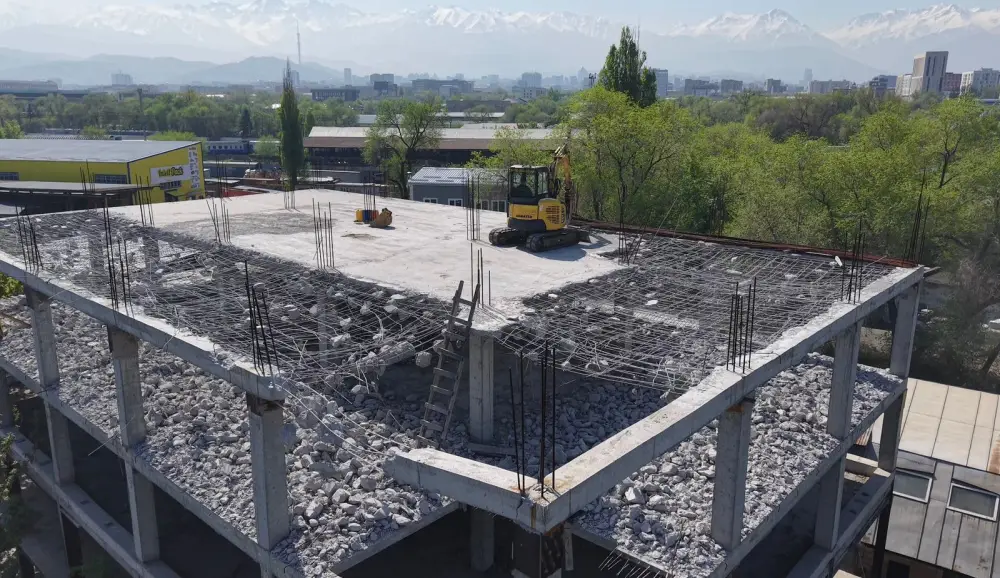 Крупный недостроенный объект сносят в Алматы по решению суда (2)