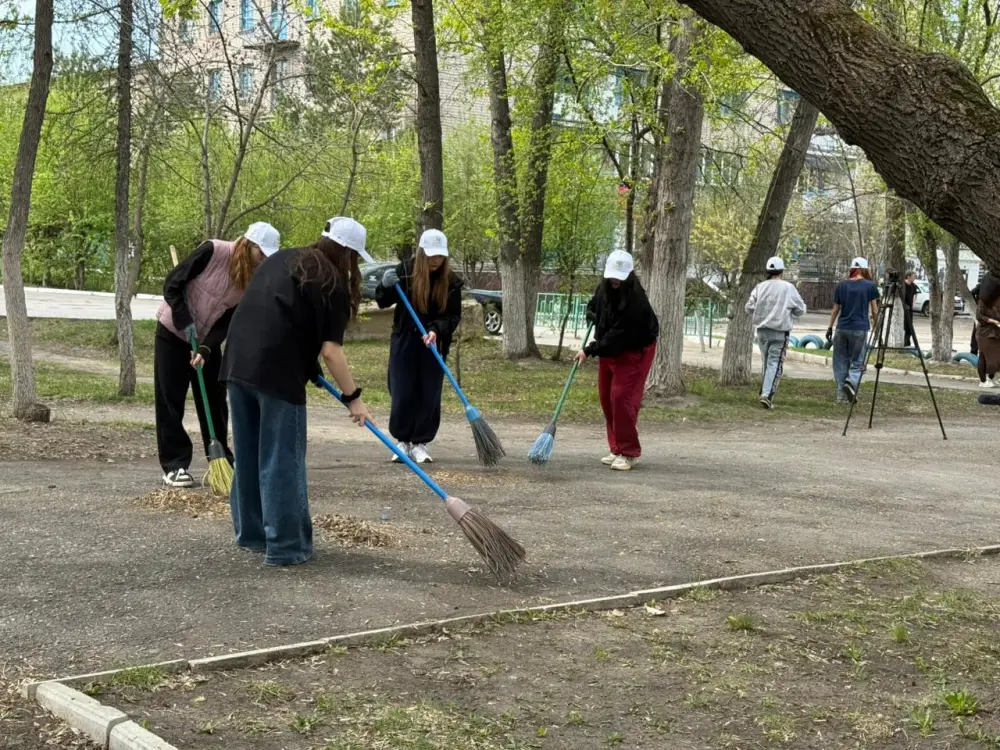 Молодежь Петропавловска привела в порядок памятник Анастасии Прокофичевой (5)