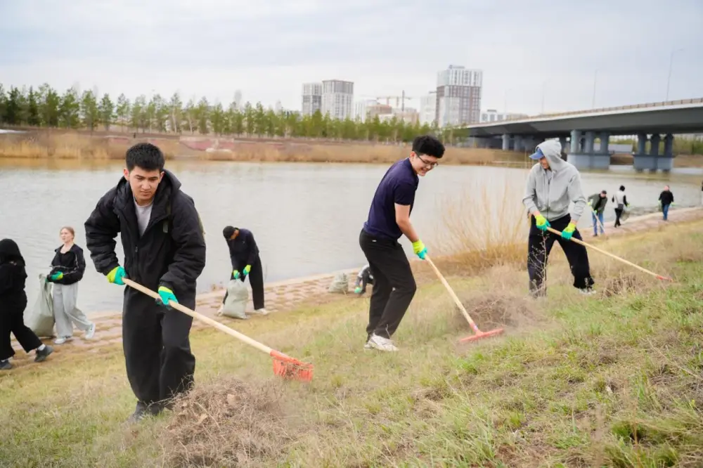 Астанчане поддержали экоинициативу: набережную Есиля очистили от мусора (10)