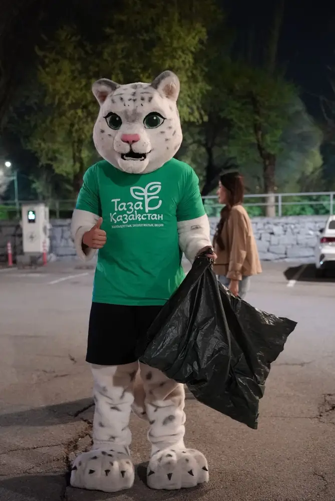 В Алматы после матча «Кайрат» - «Астана» болельщики вместе с волонтерами провели уборку стадиона (3)