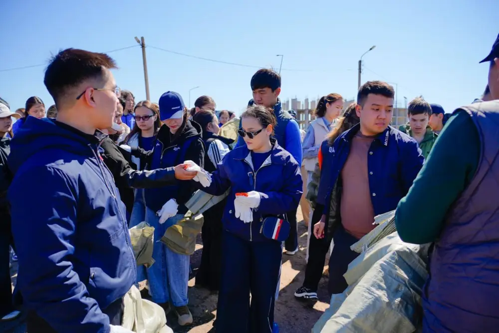 Около 200 волонтеров и жителей столицы вышли на уборку набережной Есиля (10)