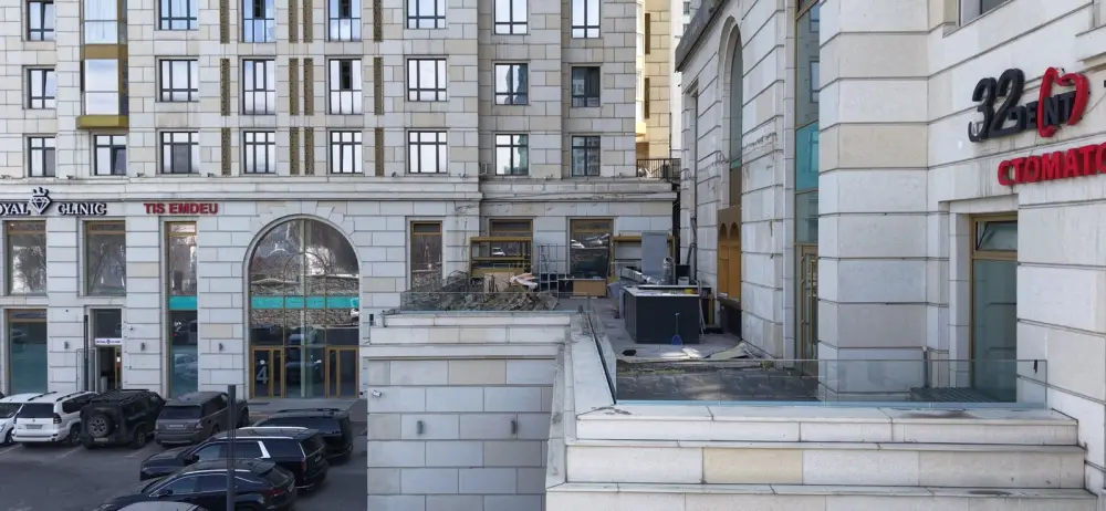 Террасу ресторана в центре Алматы демонтировали по решению суда (2)