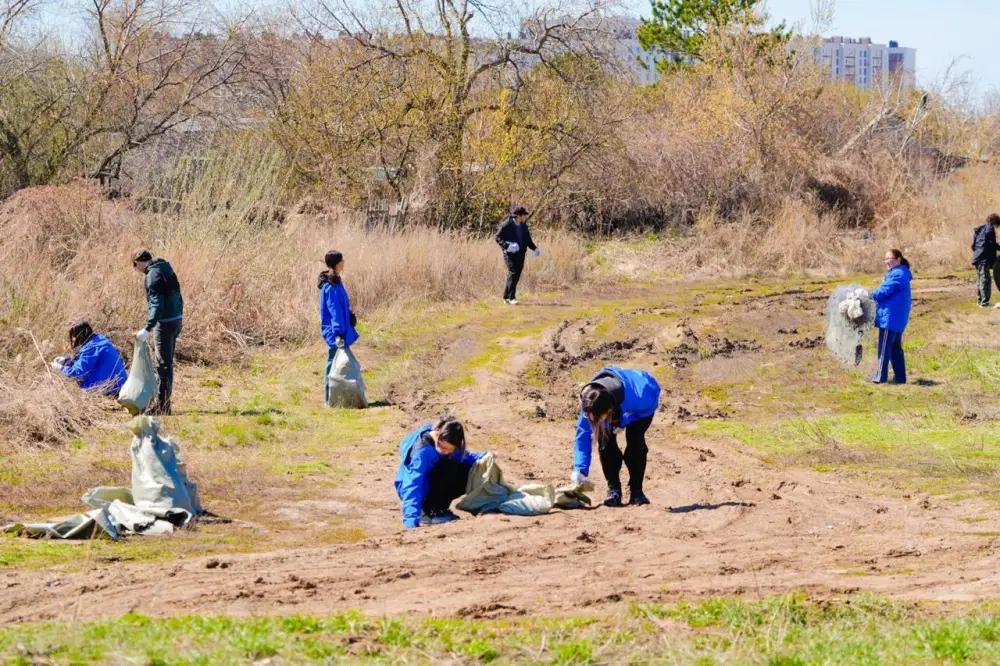 Около 200 волонтеров и жителей столицы вышли на уборку набережной Есиля (3)