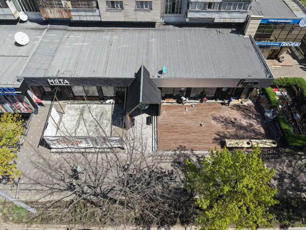 В Алматы снесли летнее кафе в центре города (2)