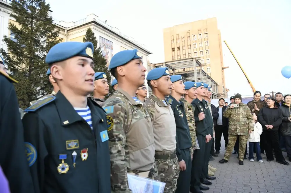 На столичном вокзале родные и близкие торжественно встретили солдат, вернувшихся из армии (4)