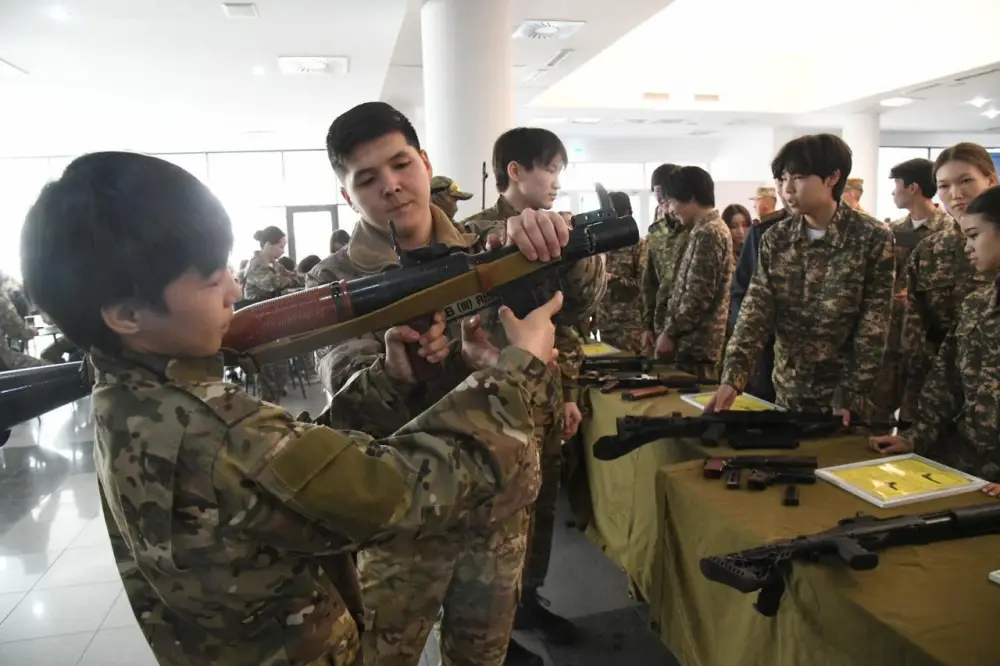 Торжественные проводы очередной группы призывников провели в Астане (3)