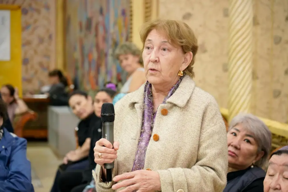 Астане депутат маслихата встретился с пенсионерами (2)