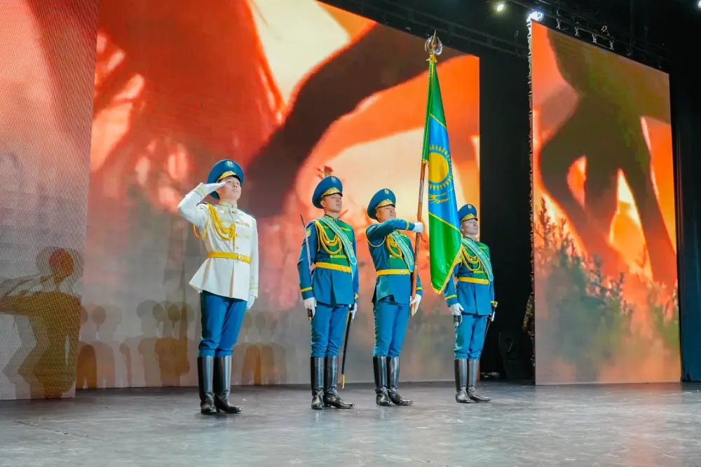 «Защита Родины — дело настоящих мужчин!»: в Астане проводили в армию очередную группу молодых людей (10)