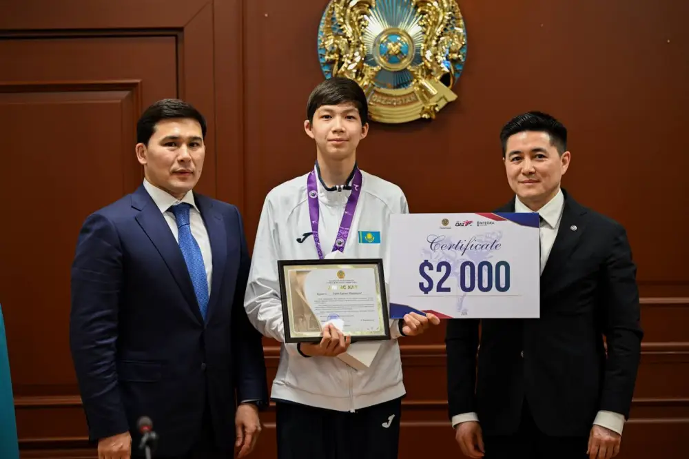 Ербол Мырзабосынов наградил чемпионку мира по таеквондо Айым Серикбаеву (8)