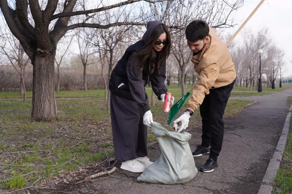 Студенты столичного вуза приняли участие в субботнике (10)