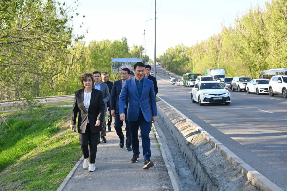 Аким Алматы ознакомился с проектами благоустройства в Жетысуском районе и поручил усилить участие бизнеса (6)