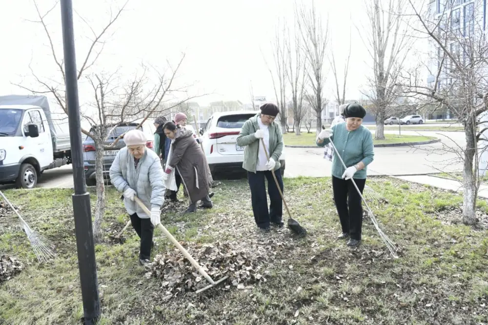 «Таза Қазақстан»: около 200 сотрудников цирка вышли на субботник в Астане (7)