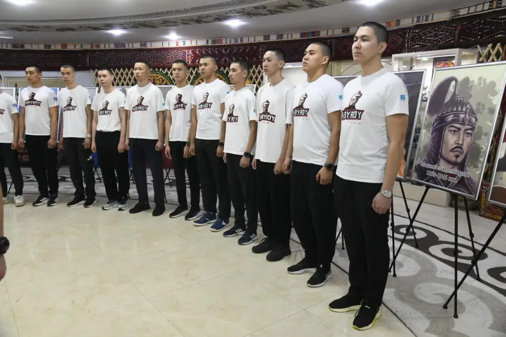 Группу молодых жителей столицы торжественно проводили на службу в рядах СГО (3)