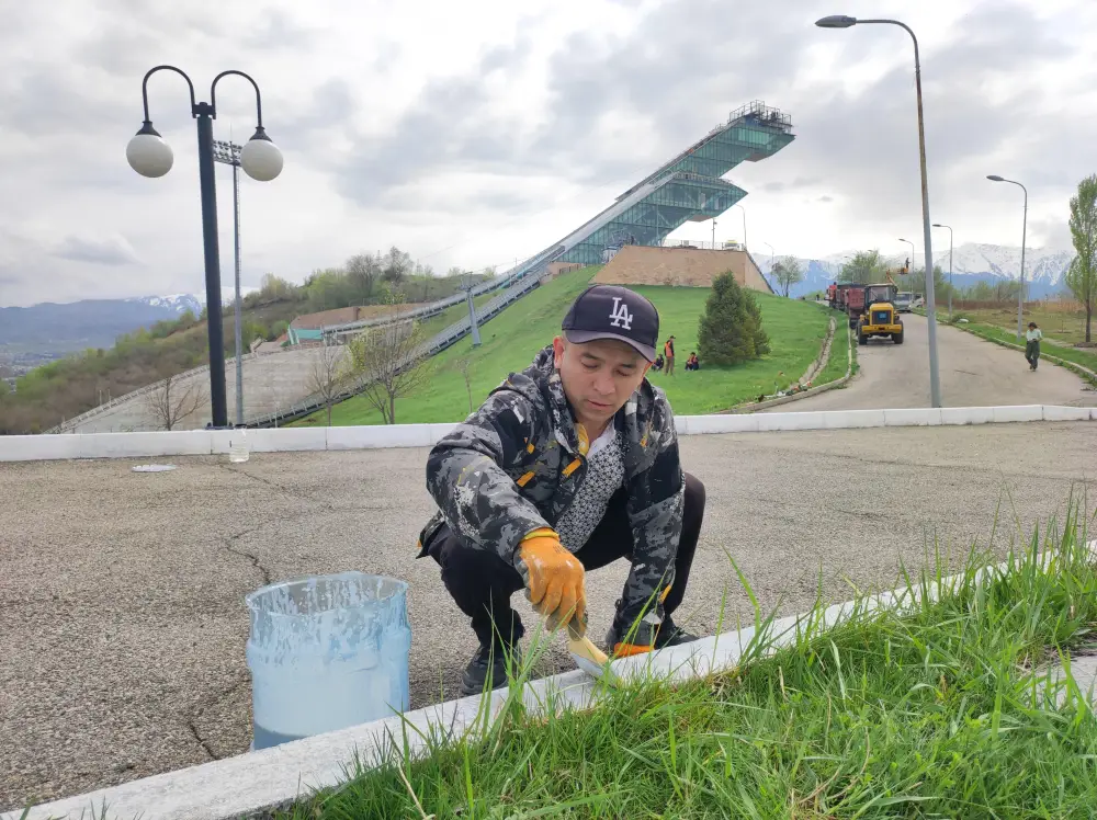 Чистота на высоте: у трамплинов в Алматы прошел яркий субботник (4)