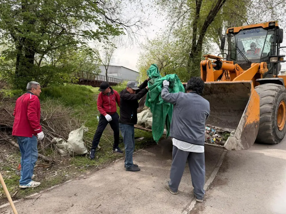 Свыше 25 кубометров мусора вывезли сотрудники Eco Almaty в ходе субботника (5)